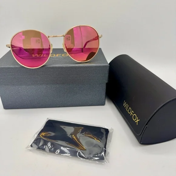 NWT Wildfox Dakota Deluxe Sunglasses Classic Round Gold NEW with case and cloth